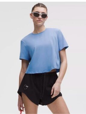 Lululemon Pace Crush Crossback Graphic Tee size M medium blue pool party cropped